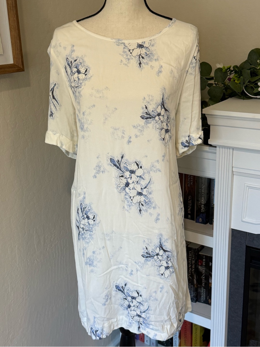 Women's Gentle Fawn Outlines Ivory Floral Print Shift Dress 100% Viscose L